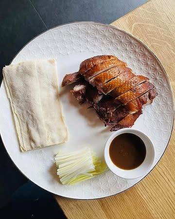 🍂 LUNCH DU MOIS D’OCTOBRE 🍂

Découvrez notre nouveau lunch, entre racines chinoises et produits de saison.

🥢 ENTRÉE AU CHOIX

• Bouchées vapeur au bœuf limousin de chez Lothar
• Tataki de saumon mi-cuit, sauce teriyaki
• Potage au nid d’hirondelle

🍽️ PLAT AU CHOIX

• Émincé de bœuf aux shiitakés bio de Namur
• Scampis au saté de Chine & lait de coco
• Canard laqué de Pékin — supplément 6,00 €

✨ 29,00 € par personne

Menu non modifiable, servi par table entière.
🕐 Servi uniquement le midi jusqu’à 13h30

📍 L’Esprit Bouddha — Gosselies
🌐 Réservations : espritbouddha.be

#EspritBouddha #Lunch #Gosselies #Charleroi #CuisineChinoise #TerroirWallon #Michelin #GaultEtMillau