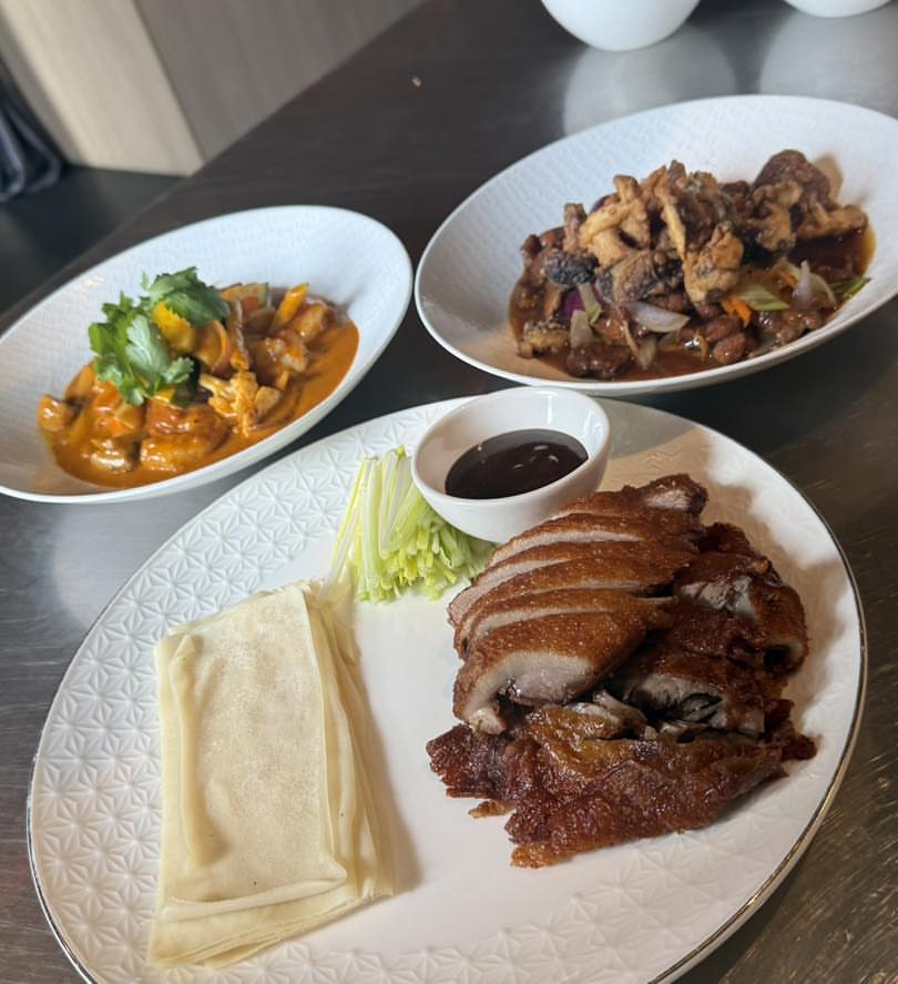 🍂 LE LUNCH D’OCTOBRE À L’ESPRIT BOUDDHA 🍁

Les saveurs de l’automne s’invitent à notre table ! 🍽️

Ce mois-ci, laissez-vous tenter par une cuisine généreuse et parfumée, où les inspirations asiatiques rencontrent la qualité de nos produits soigneusement sélectionnés.

🥢 Au programme : bouchées vapeur au bœuf limousin, tataki de saumon mi-cuit, bœuf aux shiitakés bio, scampis au saté de Chine et lait de coco… sans oublier notre incontournable canard laqué de Pékin ! 😋

✨ 29 € par personne
Une entrée et un plat au choix, pour une délicieuse parenthèse gourmande.

🕛 Servi uniquement le midi jusqu’à 13h30.
Menu non modifiable, servi par table entière.

📍 L’Esprit Bouddha – Gosselies
🌐 Réservations : espritbouddha.be

Au plaisir de vous accueillir autour de notre table ! 🥢

#EspritBouddha #LunchOctobre #Gosselies #Charleroi #CuisineAsiatique #SaveursDAutomne #Michelin #GaultEtMillau