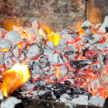 🔥 La météo se prête aux braises ? Mais ce n'est pas tout ! Venez decouvrir le comptoir des Garçons Bouchers pour un barbecue totalement réussi 🔥