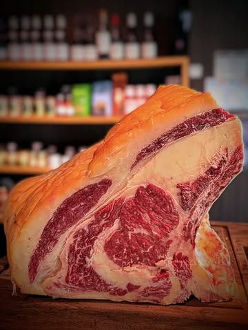 🔥 Les Garçons Bouchers vous ont soufflé l'idée de bonnes braises pour un BBQ parfait.

🇪🇸 Place aujourd'hui à notre petit bijou de Côte de bœuf venant tout droit d'Espagne. La crème de la crème de la Roxa Douro que vous aimez tant chez les Garçons Bouchers : la Roxa Douro Diamante.

🐂 Une vache de 8 ans, de race espagnole rustique, la Retinta, à la robe acajou-cacao, principalement élevée en Andalousie, dans un milieu marqué par la sècheresse estivale, pour une viande rouge ferme, juteuse et savoureuse.

En circuit court, de l'éleveur aux Garçons Bouchers en passant par notre sélectionneur @lesage_prestige pour une traçabilité parfaite de l'animal 💚
