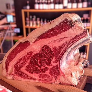 🐄 Cette semaine chez les Garçons Bouchers, nous avons fait rentrer ce magnifique train de côtes de bœuf Mirandesa, une race portugaise ancestrale extrêmement confidentielle.

Une nouveauté en rayon ? Non pas spécialement, surtout une demande spécifique de l'un de nos clients qui désirait une belle pièce de bœuf sur os, espagnole ou portugaise, maturée environ 8 semaines.

Parce que c'est comme ça que l'on fonctionne chez les Garçons Bouchers : à la carte (en plus de notre sélection bien sûr) ! Ce que vous voulez, nous nous coupons en 4 pour vous le proposer. Ça fonctionne pour les pièces de viande mais aussi pour la partie traiteur de notre comptoir.

Nous sommes toujours ravis de faire plaisir et de trouver des solutions donc n'hésitez pas si vous chercher quelque chose en particulier. C'est aussi ça la force d'un commerce de quartier comme les Garçons Bouchers 🤗
