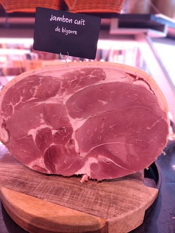 💥 On l'a enfin trouvé 💥

Les Garçons Bouchers sont enfin prêts à vous proposer un jambon cuit sans nitrite, aussi moelleux et savoureux qu'un jambon classique.

Sans conservateurs listés comme critiques pour la santé par les récentes études, ce produit nous vient de Bigorre. Les cochons noirs y sont élevés en liberté et se nourrissent naturellement.

🐖 Reconnus sur la scène gastronomique et d'appellation d'origine protégée (AOP), les élevages que l'on retrouve en Bigorre sont exemplaires en termes de durabilité ; respectueux de la nature et de l'environnement.

Le porc de Bigorre est une race ancienne et endémique du Piémont pyrénéen. Ils vivent en plein air pendant au moins 12 mois, sans contraintes particulières, ce qui leur permet de se nourrir de ressources naturelles telles que l’herbe, les glands et les châtaignes. Ce qui leur confère une saveur particulière, intense et longue en bouche 😋

Nous sommes ravis de vous le proposer désormais à la vente !