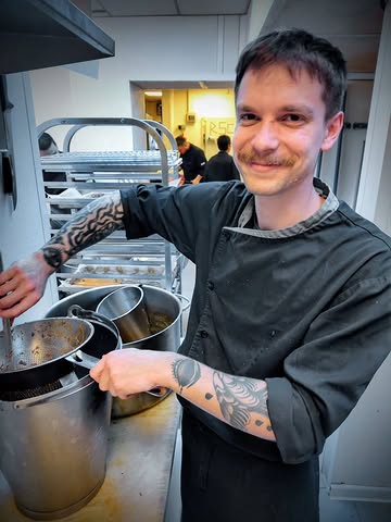 Karolis, c'est ce jeune chef timide qui prépare tous les plats traiteur chez les Garçons Bouchers depuis maintenant un an.

🇱🇹 Tatoué sur les avant-bras comme les vrais top chefs, il est arrivé à Bruxelles depuis la Lituanie à l'âge de 3 ans. Formé à Londres en tant qu'ingénieur du son, il se dirige finalement vers des études en boucherie/charcuterie/traiteur. Son diplôme en poche, il est venu sonner chez nous en septembre dernier. Très rapidement, il a obtenu son contrat.

💥 Karolis il a ce besoin de bien faire, c'est presque une obsession ; rien n'est laissé au hasard. Dès qu'il a un challenge, il étudie, se prépare et le relève souvent avec brio. Il affine ses recettes, toujours. C'est grâce à cette recherche de perfection que Karolis vous propose désormais le très demandé Pâté des Garçons, la mousse de volaille au Sauternes ou encore le fromage de tête maison. Et que dire de son Osso Buco à la milanaise ou son Navarin d'agneau 😋

Vous le reconnaîtrez grâce à sa moustache, pas à son bagout comme le reste de l'équipe. La discrétion, c'est sa patte. Merci Karolis de nous régaler depuis plusieurs mois !