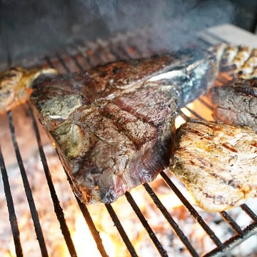 ☀️ Une fois n’est pas coutume, l’été joue à nouveau les prolongations ! Et franchement, on ne va pas s’en plaindre…

🔥 Chez Les Garçons Bouchers, on est prêts à garnir vos barbecues de quelques petites beautés : côtes à l’os ou T-Bone bien persillés, saucisses en tous genres…

🔪 Une belle pièce de boeuf bien saisie, quelques minutes de repos… et puis vient le meilleur moment : la découpe, juste avant de passer à table.

Cuisson « bleu », « saignant » ou « à point » ? Toute l’équipe des Garçons Bouchers saura vous conseiller pour faire de ces derniers rayons de soleil le prétexte parfait pour rallumer le feu et profiter pleinement de la douceur des premiers jours d'automne 🍂