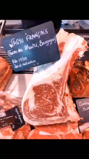 75 kilos de Wagyu de la Ferme des Plantes en Bourgogne sont arrivés chez les Garçons Bouchers 🥳 Trains de côtes à l'os, T-Bone et morceaux à griller en tous genres.

On ne va pas vous cacher qu'on en est très fiers ! Une exclusivité que nous accorde la maison de sélection @Lesage_prestige

Un petit cheptel élevé avec soin pour livrer un bœuf d'une qualité sublime. Le persillage parle de lui-même et la taille des Côtes est affolante 😱

Venez decouvrir ces petites merveilles en magasin 😋
