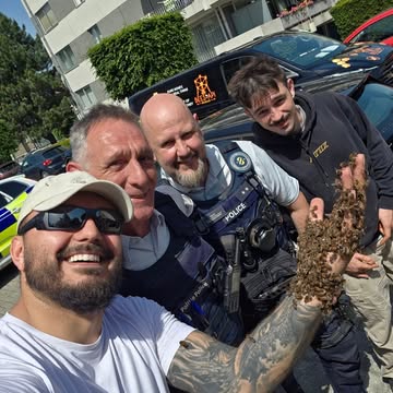 La zone de police de Montgomery m'a réquisitionné aujourd'hui, certaines missions ne s'apprennent pas à l'académie 🐝😄 @zpzmontgomery 🐝🌻

#police #zpmontgomery #essaim #bruxelles #ApicultureUrbaine