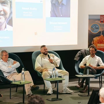 Quand un apiculteur, un agriculteur et un scientifique se retrouvent sur la même scène pour parler de l'avenir de l'apiculture européenne, les échanges étaient riches, les positions tranchées et la passion commune.
Merci à @eubeelovers pour cette belle tribune. 🐝

#ApicultureUrbaine #Abeilles #agriculture #europe #museedessciencesnaturelles