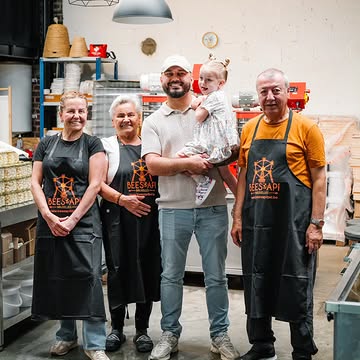 Lorsque j'ai commencé l'apiculture en 2013, je ne me doutais pas une seule seconde que cette aventure deviendrait une véritable histoire de famille. 🐝❤️

Aujourd'hui, voir quatre générations réunies dans notre atelier, mes grands-parents, ma maman, moi et ma fille est une immense fierté. Ce qui a commencé comme une passion personnelle est devenu un projet que nous partageons tous, main dans la main, avec amour, passion et respect pour nos abeilles.

Chaque pot de miel raconte un peu de cette histoire, faite de transmission, de travail, de souvenirs et de moments précieux en famille.

Merci à ceux qui nous accompagnent dans cette belle aventure. 🍯✨

#QuatreGenerations #HistoireDeFamille #Apiculture #Abeilles #miel