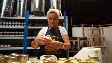 🍯 Un petit aperçu des coulisses de notre travail en famille 🐝

Caramélisation de nos amandes au miel, mise en pot, étiquetage... autant d'étapes qui demandent du temps et de la passion pour vous proposer des produits de qualité.

Merci de faire partie de cette belle aventure ❤️

#apicultureurbaine #miel #abeilles #artisanlocal
