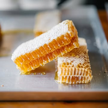 Le rayon de miel, c'est le véritable trésor de la ruche.

Dans un seul rayon, la nature concentre 4 merveilles en une : du miel pur, de la cire d'abeille, du pollen et de la propolis. Un concentré de bienfaits que les abeilles ont mis des mois à construire, cellule par cellule.

Nous le sélectionnons avec soin et le découpons délicatement à la main pour que vous puissiez le déguster dans son état le plus pur, exactement comme la ruche vous l'offre. 🐝✨

#rayondemiel #trésordelaruche #mielbrut #beesapibruxelles #mielbelge