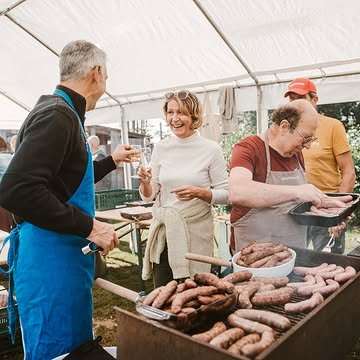 Wij tellen af naar onze opendeurdag van zaterdag 12 september!
🍽 Wil je graag mee eten?
Reserveer dan ten laatste woensdag 9/9 (morgen)!
Op de dag zelf kan je geen maaltijden meer kopen.

Een 100 % biodynamische Kollebloem BBQ
🍖 Worst van onze eigen koeien of Berloumi (veggie)
🥔 Aardappelen, nieuwe geoogst van onze boerderij.
🥗 Een uitgebreid salade buffet met fris groen vers van het veld.
🍎 Voor de kinderen voorzien we appelmoes.

👉 Reserveren via: https://www.kollebloem.be/opendeurdag-2026#reserveer