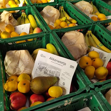 👨‍🌾 Maandag eerste werk: Fruit Op Het Werk pakketten maken.
Voor meer dan 30 bedrijven in Gent maken wij wekelijks of tweewekelijks een fruit op het werk pakket.
🌱 Helemaal BIO
🍎 Gezond voor de collega's
🍌 Een lekker tussendoortje.
100% fiscaal aftrekbaar, geleverd met de fietskoeriers van Cargo Velo.
👉 Bestel een proefpakket zonder verdere verplichtingen via https://www.kollebloem.be/bio-fruit-op-het-werk-gent