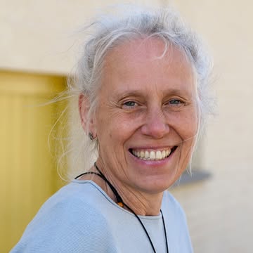 🧘‍♀️ Yoga in de Kollebloem Yurt 2026-2027
NIEUW: nu ook op maandag voormiddag!

Veer-krachtig
Vredig aanwezig
Verbonden hier en nu
Vrij in lichaam en geest
Verlang jij er ook naar?
Helga Wohlmutter, osteopaat en yogadocent, brengt je hier naartoe met ademhaling, chi zelfmassage, yoga poses, core-versterking, meditatie.
😍 Kom een gratis proefles volgen op maandag 14 september om 10u of dinsdag 15 september om 18u in de yurt van de Kollebloem.
Uurrooster:
+ maandagochtend: 10u-11u30
+ dinsdagavond: - 19u00-20u30
Prijs: € 608,- (32 lessen)
Meer info: hwohlmutter@gmail.com of via telefoon: 055/305594