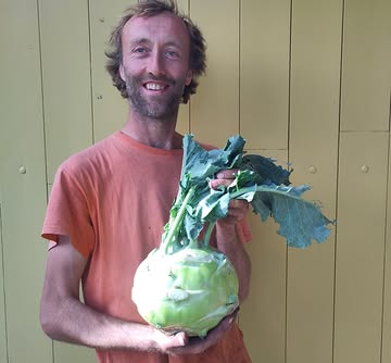 Waarom heet deze koolrabi SUPERschmelz? Daarom dus. Een koolrabi van 4 kg en toch nog altijd lekker.
Deze biodynamisch kanjers (de meesten zijn een stuk kleiner) kan je in onze hoevewinkel vinden, samen met een grote diversiteit aan andere gezond groenten. Zowel vergeten als courante groenten.
Onze hoevewinkel blijft heel de tijd bereikbaar.
Laat je niet afschrikken door het bord aan het begin van de Doornstraat, je kan door tot aan onze hoevewinkel.
Als je omleiding volgt vanaf Woubrechtegem (via Sint-Antelinks), kies dan op de Kauwstraat niet voor het aarden wegeltje, maar rij verder tot de Doornstraat. Je kan vanaf de Kauwstraat gewoon de Doornstraat in rijden.
Openingsuren:
dinsdag - vrijdag: 14u-19u
zaterdag: 9u-16u