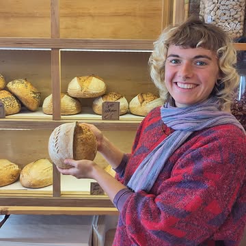Vandaag weer heerlijk brood van bakkerij Burenbrood in onze hoevewinkel.
Bakster Daphné bakt heerlijke broden, van deeg met lange rijstijden en pure ingrediënten.
Dankzij het lange proces verbeteren smaak, verteerbaarheid en voedingswaarde. Vitaminen en mineralen blijven niet gebonden en komen door de lange fermentatie vrij om opgenomen te worden in ons lichaam.
Onze hoevewinkel is open op:
+ dinsdag: 14u-19u
+ woensdag: 14u-19u
+ donderdag: 14u-19u
+ vrijdag: 14u-19u
+ zaterdag: 9u-16u
Adres: Doornstraat 30 9550 Sint-Lievens-Esse
Opgelet: er zijn wegenwerken. Vanaf de Kauwstraat kan je gewoon de Doornstraat inrijden tot aan onze boerderij. Vanaf Woubrechtegem is er een omleiding. Kies dan niet voor het aarden wegje, maar rij door tot de Doornstraat.