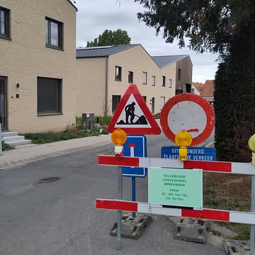 Onze hoevewinkel is dus bereikbaar, ook tijdens de werken.
Volg de pijltjes, je kan de Doornstraat gewoon in rijden tot aan De Kollebloem.
Onze winkeliers helpen je graag verder in onze hoevewinkel met biodynamische groenten en fruit.
Openingstijden:
dinsdag - vrijdag: 14u-19u
zaterdag: 9u-16u
Doornstraat 30, Sint-Lievens-Esse
