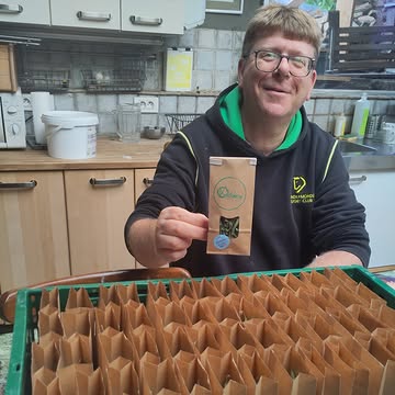 Zaterdag 3/10 is het weekend van de klant!
Wij trakteren onze klanten dan graag op een zakje Kollebloem thee. Vers geoogst, gedroogd en verpakt voor onze meesterverpakker Jan!
Openingsuren van onze hoevewinkel
dinsdag tot vrijdag: 14u-19u
zaterdag: 9u-16u
Doornstraat 30 9550 Sint-Lievens-Esse