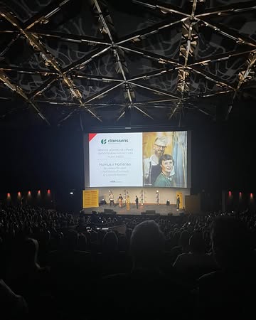 Félicitations à notre partenaire humushortense pour son trophée du meilleur Menu Plant-Based chez gaultmillaubelgium dans l’édition 2026 de son guide. Fiers et heureux que vous soyez récompensés et d’être à vos côtés avec notre Quinoat. #floresfood #veggie #quinoat #veggiefood