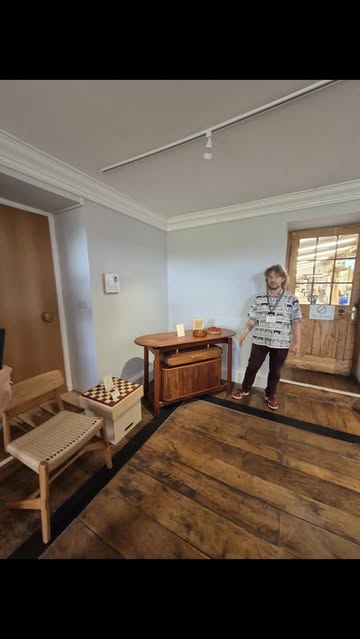 Emiel stelt zijn eindwerken voor. Prachtige unieke stukken.
A little thumbs up for our son Emiel, on his first exhibition with "single cask" furniture., amazing