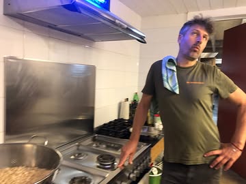 Kookkunstenaar @Sven De Potter over de 1Ojaar van toveren van een heerlijk boerderijfeestbuffet:

'𝘒𝘭𝘰𝘬𝘴𝘭𝘢𝘨 18𝘶30 𝘪𝘴 𝘩𝘦𝘵 𝘮𝘰𝘮𝘦𝘯𝘵 𝘦𝘳. 𝘋𝘦 𝘨𝘰𝘯𝘨 𝘨𝘢𝘢𝘵. 𝘏𝘦𝘵 𝘦𝘵𝘦𝘯 𝘪𝘴 𝘬𝘭𝘢𝘢𝘳. 𝘏𝘦𝘵 𝘪𝘴 𝘥𝘢𝘵 𝘦𝘯𝘦 𝘰𝘨𝘦𝘯𝘣𝘭𝘪𝘬 𝘸𝘢𝘢𝘳𝘰𝘱 𝘢𝘭𝘭𝘦𝘴 – 𝘢𝘭 𝘵𝘪𝘦𝘯 𝘫𝘢𝘢𝘳 𝘭𝘢𝘯𝘨 (𝘦𝘯 𝘦𝘪𝘨𝘦𝘯𝘭𝘪𝘫𝘬 𝘢𝘭 𝘷𝘦𝘦𝘭 𝘭𝘢𝘯𝘨𝘦𝘳) – 𝘮𝘰𝘰𝘪 𝘴𝘢𝘮𝘦𝘯𝘬𝘰𝘮𝘵: 𝘥𝘦 𝘭𝘪𝘦𝘧𝘥𝘦 𝘷𝘰𝘰𝘳 𝘥𝘦 𝘵𝘦𝘦𝘭𝘵 𝘷𝘢𝘯 𝘥𝘦 𝘨𝘳𝘰𝘦𝘯𝘵𝘦𝘯, 𝘥𝘦 𝘢𝘢𝘯𝘥𝘢𝘤𝘩𝘵 𝘷𝘰𝘰𝘳 𝘥𝘦 𝘰𝘰𝘨𝘴𝘵, 𝘩𝘦𝘵 𝘳𝘦𝘴𝘱𝘦𝘤𝘵 𝘵𝘪𝘫𝘥𝘦𝘯𝘴 𝘥𝘦 𝘷𝘦𝘳𝘸𝘦𝘳𝘬𝘪𝘯𝘨, 𝘩𝘦𝘵 𝘨𝘦𝘥𝘶𝘭𝘥 𝘵𝘪𝘫𝘥𝘦𝘯𝘴 𝘩𝘦𝘵 𝘣𝘦𝘳𝘦𝘪𝘥𝘦𝘯, 𝘥𝘦 𝘭𝘢𝘤𝘩, 𝘥𝘦 𝘱𝘢𝘴𝘴𝘪𝘦 … 𝘦𝘯 𝘥𝘦 𝘮𝘦𝘯𝘴𝘦𝘯 𝘥𝘪𝘦 𝘪𝘯 𝘦𝘦𝘯 𝘭𝘢𝘯𝘨𝘦 𝘳𝘪𝘫 𝘴𝘵𝘢𝘢𝘯 𝘢𝘢𝘯 𝘵𝘦 𝘴𝘤𝘩𝘶𝘪𝘷𝘦𝘯 𝘰𝘮 𝘥𝘦 𝘤𝘪𝘳𝘬𝘦𝘭 𝘳𝘰𝘯𝘥 𝘵𝘦 𝘮𝘢𝘬𝘦𝘯.'

Lees hier zijn volledige nieuwsbrief: https://www.dezonnekouter.be/nieuws-activiteiten/pakket-week-36-2026/

Samenstelling pakket:
Klein: wortel en radijs van eigen Zonnekouterland (Vroente); aubergines, boerenkool en suikermais van De Kollebloem (Vroente); courgettes van Ourobouros (Vroente); bloemkool (Be).
Groot: puntpaprika, radijs en st-Pierre tomaat van eigen Zonnekouterland (Vroente); spitskool, andijvie en suikermais van De Kollebloem (Vroente); courgettes en basilicum van Ourobouros (Vroente); bloemkool (Be).
Gemengd: paksoi en radijs van eigen Zonnekouterland (Vroente); broccoli van De Kollebloem (Vroente); paprika geel van Ourobouros (Vroente); reine claude (Fr); witte druif (It) en mango (ES)
Fruit: conference (Be); mango (ES) ; witte druif (It) ; galia meloen (ES); banaan (Pe, fair Trade).
Brood: gist: voltarwe; fantasie: 8-granen; desem: sesam van Bakkerij Himschoot
