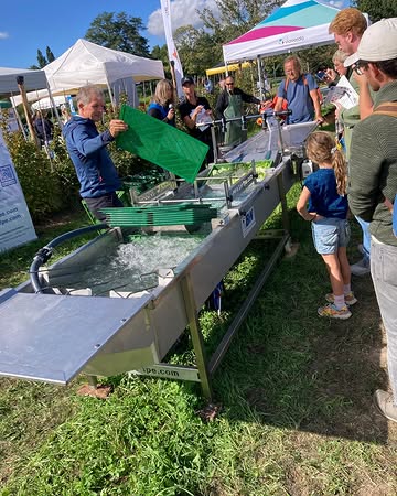 Arne over de netwerkdag op de Bioboerderij Goedinge:

𝘎𝘪𝘴𝘵𝘦𝘳𝘦𝘯 𝘣𝘳𝘢𝘤𝘩𝘵𝘦𝘯 𝘸𝘦 𝘦𝘦𝘯 𝘭𝘦𝘶𝘬𝘦 𝘥𝘢𝘨 𝘥𝘰𝘰𝘳 𝘰𝘱 𝘥𝘦 𝘎𝘰𝘦𝘥𝘪𝘯𝘨𝘦 𝘪𝘯 𝘈𝘧𝘴𝘯𝘦𝘦 𝘸𝘢𝘢𝘳 𝘥𝘦 𝘯𝘦𝘵𝘸𝘦𝘳𝘬𝘥𝘢𝘨 '𝘵𝘦𝘤𝘩𝘯𝘪𝘦𝘬 𝘪𝘯 𝘣𝘪𝘰 𝘵𝘶𝘪𝘯𝘣𝘰𝘶𝘸' 𝘥𝘰𝘰𝘳𝘨𝘪𝘯𝘨. [...] 𝘏𝘦𝘵 𝘪𝘴 𝘦𝘦𝘯 𝘣𝘦𝘦𝘵𝘫𝘦 𝘦𝘦𝘯 𝘩𝘰𝘰𝘨𝘮𝘪𝘴 𝘷𝘰𝘰𝘳 𝘰𝘯𝘴 '𝘬𝘭𝘦𝘪𝘯𝘦' 𝘣𝘪𝘰𝘣𝘰𝘦𝘳𝘦𝘯 𝘸𝘢𝘢𝘳𝘣𝘪𝘫 𝘰𝘰𝘬 𝘩𝘦𝘵 𝘴𝘢𝘮𝘦𝘯𝘬𝘰𝘮𝘦𝘯 𝘦𝘦𝘯 𝘮𝘪𝘯𝘴𝘵𝘦𝘯𝘴 𝘦𝘷𝘦𝘯 𝘣𝘦𝘭𝘢𝘯𝘨𝘳𝘪𝘫𝘬 𝘢𝘴𝘱𝘦𝘤𝘵 𝘪𝘴. 𝘏𝘦𝘵 𝘶𝘯𝘪𝘦𝘬𝘦 𝘢𝘢𝘯 𝘥𝘦𝘻𝘦 𝘵𝘦𝘤𝘩𝘯𝘪𝘦𝘬𝘣𝘦𝘶𝘳𝘴 𝘪𝘴 𝘥𝘢𝘵 𝘩𝘦𝘵 𝘰𝘱 𝘮𝘢𝘢𝘵 𝘸𝘢𝘴 𝘷𝘢𝘯 𝘥𝘦 𝘬𝘭𝘦𝘪𝘯𝘴𝘤𝘩𝘢𝘭𝘪𝘨𝘦𝘳𝘦 𝘣𝘦𝘥𝘳𝘪𝘫𝘷𝘦𝘯 𝘦𝘯 𝘥𝘶𝘴 𝘨𝘦𝘦𝘯 𝘴𝘩𝘰𝘸 𝘷𝘢𝘯 𝘥𝘦 𝘨𝘳𝘰𝘰𝘵𝘴𝘵𝘦 𝘦𝘯 𝘻𝘸𝘢𝘢𝘳𝘴𝘵𝘦 𝘵𝘳𝘢𝘤𝘬𝘵𝘰𝘳𝘦𝘯 𝘦𝘯 𝘮𝘢𝘤𝘩𝘪𝘯𝘦𝘴. 𝘞𝘦𝘭 𝘸𝘢𝘴 𝘦𝘳 𝘦𝘦𝘯 𝘣𝘳𝘦𝘦𝘥 𝘢𝘴𝘴𝘰𝘳𝘵𝘪𝘮𝘦𝘯𝘵 𝘷𝘢𝘯 𝘮𝘢𝘤𝘩𝘪𝘯𝘦𝘴 𝘥𝘪𝘦 𝘨𝘪𝘯𝘨 𝘷𝘢𝘯 𝘩𝘢𝘯𝘥𝘴𝘤𝘩𝘰𝘧𝘧𝘦𝘭𝘴 𝘵𝘰𝘵 𝘮𝘢𝘤𝘩𝘪𝘯𝘦𝘴 𝘶𝘪𝘵 𝘥𝘦 𝘢𝘬𝘬𝘦𝘳𝘣𝘰𝘶𝘸 𝘥𝘪𝘦 𝘯𝘪𝘦𝘶𝘸 𝘰𝘯𝘵𝘸𝘰𝘳𝘱𝘦𝘯 𝘻𝘪𝘫𝘯 𝘰𝘱 𝘴𝘤𝘩𝘢𝘢𝘭 𝘷𝘢𝘯 𝘥𝘦 𝘬𝘭𝘦𝘪𝘯𝘦 𝘵𝘳𝘢𝘤𝘵𝘰𝘳 𝘰𝘧 𝘩𝘦𝘵 𝘬𝘭𝘦𝘪𝘯𝘦 𝘣𝘦𝘥𝘳𝘪𝘫𝘧.

Lees hier zijn volledige verslag: https://www.dezonnekouter.be/nieuws-activiteiten/pakket-week-38-2026/

Samenstelling pakket:
Klein: wortel oxhella, St-Pierre tomaten en spinazie van eigen Zonnekouterland (Vroente); spitskool van De Kollebloem (Vroente); zomerprei van ’t Goed ter Heule; pompoen van Viaverda.
Groot: wortel oxhella, tomaat Sonnehertz en tomaat St-Pierre; spinazie en savooi van eigen Zonnekouterland (Vroente); courgettes en aubergines van Ourobouros (Vroente); pompoen van Viaverda; zomerprei en olifantenlook van ’t Goed ter Heule.
Gemengd: St-Pierre tomaat en rucola van eigen Zonnekouterland (Vroente); van courgettes van Ourobouros (Vroente); pompoen van Viaverda; banaan (Pe, Fair Trade); charentais (Fr) en james grieves appel van De Fruittuin.
Fruit: james grieves appel van de Fruittuin; nashi peer (Fr); limoen (ES); charentais (Fr); witte druif (It).
Brood: gist: West-Vlaams; fantasie: lijnzaad; desem: voltarwe van Bakkerij Himschoot