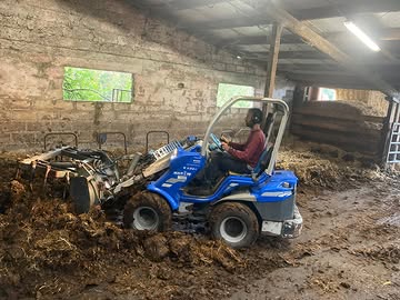 Arne over het opzetten en het belang van de compost:

'𝘐𝘯 𝘥𝘦 𝘤𝘰𝘮𝘱𝘰𝘴𝘵 𝘬𝘰𝘮𝘦𝘯 𝘢𝘭𝘭𝘦 ‘𝘢𝘧𝘷𝘢𝘭𝘴𝘵𝘳𝘰𝘮𝘦𝘯’ 𝘷𝘢𝘯 𝘩𝘦𝘵 𝘣𝘦𝘥𝘳𝘪𝘫𝘧 𝘴𝘢𝘮𝘦𝘯 𝘦𝘯 𝘸𝘰𝘳𝘥𝘦𝘯 𝘦𝘳 𝘰𝘮𝘨𝘦𝘷𝘰𝘳𝘮𝘥 𝘵𝘰𝘵 𝘦𝘦𝘯 𝘸𝘢𝘢𝘳𝘥𝘦𝘷𝘰𝘭 𝘱𝘳𝘰𝘥𝘶𝘤𝘵 𝘥𝘪𝘦 𝘰𝘱𝘯𝘪𝘦𝘶𝘸 𝘢𝘭𝘭𝘦𝘳𝘭𝘦𝘪 𝘴𝘵𝘳𝘰𝘮𝘦𝘯 𝘰𝘱 𝘨𝘢𝘯𝘨 𝘻𝘦𝘵. 𝘚𝘵𝘢𝘭𝘮𝘦𝘴𝘵, 𝘨𝘳𝘰𝘦𝘯𝘵𝘦𝘳𝘦𝘴𝘵𝘦𝘯 𝘦𝘯 𝘨𝘦𝘩𝘢𝘬𝘴𝘦𝘭𝘥 𝘩𝘰𝘶𝘵 𝘻𝘪𝘫𝘯 𝘥𝘦 𝘣𝘢𝘴𝘪𝘴 𝘦𝘯 𝘷𝘦𝘳𝘻𝘰𝘳𝘨𝘦𝘯 𝘩𝘦𝘵 𝘣𝘰𝘥𝘦𝘮𝘭𝘦𝘷𝘦𝘯 𝘥𝘪𝘦 𝘦𝘦𝘯 𝘨𝘰𝘦𝘥𝘦 𝘦𝘯 𝘨𝘦𝘭𝘪𝘫𝘬𝘮𝘢𝘵𝘪𝘨𝘦 𝘱𝘭𝘢𝘯𝘵𝘦𝘯𝘨𝘳𝘰𝘦𝘪 𝘮𝘰𝘨𝘦𝘭𝘪𝘫𝘬 𝘮𝘢𝘢𝘬𝘵. 𝘉𝘦𝘭𝘢𝘯𝘨𝘳𝘪𝘫𝘬 𝘣𝘪𝘫 𝘦𝘦𝘯 𝘨𝘰𝘦𝘥𝘦 𝘤𝘰𝘮𝘱𝘰𝘴𝘵 𝘪𝘴 𝘰𝘮 𝘣𝘪𝘫 𝘩𝘦𝘵 𝘣𝘦𝘨𝘪𝘯 𝘦𝘦𝘯 𝘨𝘰𝘦𝘥𝘦 𝘷𝘦𝘳𝘩𝘰𝘶𝘥𝘪𝘯𝘨 𝘵𝘦 𝘩𝘦𝘣𝘣𝘦𝘯 𝘵𝘶𝘴𝘴𝘦𝘯 ‘𝘣𝘳𝘶𝘪𝘯’ 𝘦𝘯 ‘𝘨𝘳𝘰𝘦𝘯’ 𝘮𝘢𝘵𝘦𝘳𝘪𝘢𝘢𝘭. 𝘏𝘦𝘵 𝘣𝘳𝘶𝘪𝘯𝘦 𝘪𝘴 𝘦𝘦𝘳𝘥𝘦𝘳 𝘬𝘰𝘰𝘭𝘴𝘵𝘰𝘧𝘳𝘪𝘫𝘬 𝘦𝘯 𝘩𝘦𝘵 𝘨𝘳𝘰𝘦𝘯𝘦 𝘦𝘦𝘳𝘥𝘦𝘳 𝘴𝘵𝘪𝘬𝘴𝘵𝘰𝘧𝘳𝘪𝘫𝘬. 𝘚𝘵𝘢𝘭𝘮𝘦𝘴𝘵 𝘪𝘴 𝘮𝘪𝘯 𝘰𝘧 𝘮𝘦𝘦𝘳 𝘪𝘯 𝘣𝘢𝘭𝘢𝘯𝘴 𝘮𝘢𝘢𝘳 𝘵𝘰𝘤𝘩 𝘰𝘰𝘬 𝘦𝘦𝘳𝘥𝘦𝘳 𝘨𝘳𝘰𝘦𝘯, 𝘩𝘦𝘵 𝘨𝘳𝘰𝘦𝘯𝘵𝘦𝘢𝘧𝘷𝘢𝘭 𝘪𝘴 𝘨𝘳𝘰𝘦𝘯 𝘦𝘯 𝘩𝘦𝘵 𝘨𝘦𝘩𝘢𝘬𝘴𝘦𝘭𝘥 𝘩𝘰𝘶𝘵 𝘪𝘴 𝘣𝘳𝘶𝘪𝘯 𝘮𝘢𝘵𝘦𝘳𝘪𝘢𝘢𝘭.'

Lees hier over de nieuwe bewoners op de boerderij:
https://www.dezonnekouter.be/nieuws-activiteiten/pakket-week-40-2026/

𝗦𝗮𝗺𝗲𝗻𝘀𝘁𝗲𝗹𝗹𝗶𝗻𝗴 𝗽𝗮𝗸𝗸𝗲𝘁
Klein: kervel, winterpostelein, andijvie, wortel en savooikool van eigen Zonnekouterland (Vroente), groene bleekselder en courgettes van Ourobouros (Vroente).
Groot: kervel, winterpostelein, radijs, puntpaprika en pompoen van eigen Zonnekouterland; groene bleekselder en aubergines van Ourobouros (Vroente); prei en koolrabi superschmertz van De Kollebloem (Vroente).
Gemengd: kervel, Chinese kool, spinazie en radijs van eigen Zonnekouterland (Vroente); conference peren en james grieves appel van De Fruittuin, sissired appel (Be); mango (ES).
Fruit: conference peer en james grieves appel van De Fruittuin, sissired (Be); stanley pruim (ES), granaatappel (ES) en red globe druif (It).
Brood: gist: West-Vlaams; fantasie: koekebrood; desem: sesam van Bakkerij Himschoot