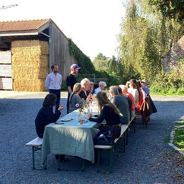 Judith heeft het deze week over CRUYDT en de savooien:

"𝘏𝘦𝘵 𝘷𝘰𝘰𝘳𝘣𝘪𝘫𝘦 𝘸𝘦𝘦𝘬𝘦𝘯𝘥 𝘩𝘢𝘥𝘥𝘦𝘯 𝘸𝘦 𝘙𝘦𝘮𝘣𝘦𝘳𝘵 𝘦𝘯 𝘐𝘯𝘦 𝘷𝘢𝘯 𝘊𝘳𝘶𝘺𝘥𝘵 𝘵𝘦 𝘨𝘢𝘴𝘵 𝘰𝘱 𝘥𝘦 𝘣𝘰𝘦𝘳𝘥𝘦𝘳𝘪𝘫. 𝘡𝘪𝘫 𝘷𝘦𝘳𝘻𝘰𝘳𝘨𝘥𝘦𝘯 𝘦𝘦𝘯 𝘨𝘢𝘴𝘵𝘦𝘯𝘵𝘢𝘧𝘦𝘭 𝘰𝘱 𝘩𝘦𝘵 𝘡𝘰𝘯𝘯𝘦𝘬𝘰𝘶𝘵𝘦𝘳𝘦𝘳𝘧. 𝘐𝘬 𝘮𝘰𝘤𝘩𝘵 𝘢𝘢𝘯𝘴𝘤𝘩𝘶𝘪𝘷𝘦𝘯 𝘦𝘯 𝘨𝘦𝘯𝘪𝘦𝘵𝘦𝘯 𝘷𝘢𝘯 𝘩𝘶𝘯 𝘩𝘦𝘦𝘳𝘭𝘪𝘫𝘬𝘦 𝘤𝘳𝘦𝘢𝘵𝘪𝘦𝘴 𝘰𝘱 𝘩𝘦𝘵 𝘣𝘰𝘳𝘥."

"...𝘩𝘦𝘵 𝘷𝘦𝘳𝘩𝘢𝘢𝘭 𝘷𝘢𝘯 𝘥𝘦 𝘴𝘢𝘷𝘰𝘰𝘪. 𝘌𝘭𝘬 𝘫𝘢𝘢𝘳 𝘪𝘴 𝘦𝘳 𝘦𝘦𝘯 𝘱𝘦𝘳𝘪𝘰𝘥𝘦 𝘥𝘢𝘵 𝘩𝘦𝘵 𝘦𝘳 𝘰𝘱 𝘭𝘪𝘫𝘬𝘵 𝘥𝘢𝘵 𝘻𝘦 𝘩𝘦𝘵 𝘯𝘪𝘦𝘵 𝘨𝘰𝘦𝘥 𝘻𝘶𝘭𝘭𝘦𝘯 𝘥𝘰𝘦𝘯, 𝘥𝘰𝘰𝘳 𝘥𝘦 𝘬𝘰𝘮𝘴𝘵 𝘷𝘢𝘯 𝘥𝘦 𝘳𝘶𝘱𝘴𝘦𝘯. 𝘝𝘰𝘰𝘳 𝘈𝘳𝘯𝘦 𝘴𝘱𝘢𝘯𝘯𝘦𝘯𝘥 𝘦𝘯 𝘵𝘦𝘨𝘦𝘭𝘪𝘫𝘬𝘦𝘳𝘵𝘪𝘫𝘥 𝘩𝘦𝘦𝘧𝘵 𝘩𝘪𝘫 𝘷𝘦𝘳𝘵𝘳𝘰𝘶𝘸𝘦𝘯 𝘥𝘢𝘵 𝘩𝘦𝘵 𝘨𝘰𝘦𝘥 𝘬𝘰𝘮𝘵. 𝘌𝘯 𝘥𝘢𝘵 𝘸𝘰𝘳𝘥𝘵 𝘣𝘦𝘷𝘦𝘴𝘵𝘪𝘨𝘥 𝘸𝘢𝘯𝘵 𝘯𝘦𝘵 𝘰𝘱 𝘩𝘦𝘵 𝘫𝘶𝘪𝘴𝘵𝘦 𝘮𝘰𝘮𝘦𝘯𝘵 𝘬𝘦𝘦𝘳𝘵 𝘩𝘦𝘵 𝘸𝘦𝘦𝘳 𝘰𝘧 𝘬𝘰𝘮𝘦𝘯 𝘥𝘦 𝘴𝘭𝘶𝘪𝘱𝘸𝘦𝘴𝘱𝘦𝘯 𝘦𝘯 𝘴𝘭𝘢𝘢𝘯 𝘥𝘦 𝘬𝘰𝘭𝘦𝘯 𝘻𝘪𝘤𝘩 𝘦𝘳𝘥𝘰𝘰𝘳. 𝘋𝘪𝘵 𝘫𝘢𝘢𝘳 𝘸𝘢𝘴 𝘩𝘪𝘫 𝘦𝘳 𝘦́𝘤𝘩𝘵 𝘷𝘢𝘯 𝘰𝘷𝘦𝘳𝘵𝘶𝘪𝘨𝘥 𝘥𝘢𝘵 𝘩𝘦𝘵 𝘩𝘦𝘵 𝘮𝘪𝘯𝘴𝘵𝘦 𝘫𝘢𝘢𝘳 𝘻𝘰𝘶 𝘻𝘪𝘫𝘯."

Wil je graag weten hoe het verder is gegaan met de savooi?
Lees hier verder: https://www.dezonnekouter.be/nieuws.../pakket-41-2026/